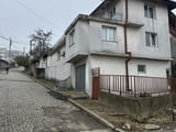 Просторна еднофамилна двуетажна къща, кв. Дружба 2.