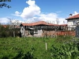 КОД 61809. Едноетажна стара къща 60м2, с двор 910м2. В двора има гараж и стоп. постройка 55м2, кладе