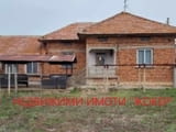 Къща с двор в село Павел