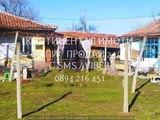 Код 62991. Две стари едноетажни тухлени къщи с обща площ 160м2 и голям двор 1500м2. Всяка къща се съ