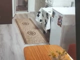 Давам под наем едностаен напълно обзаведен-тип БОКСОНИЕРА с просторна тераса в СУПЕР ЦЕНТЪРА НА гр.П