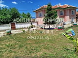Код 63044. Двуетажна тухлена къща 120м2 с голям двор 2дка. Къщата е след сериозен ремонт, достъпът д
