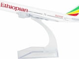 Boeing 777 самолет модел макет Etiopian Африка полети писта стюардеса