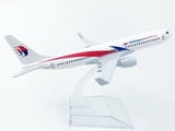 Boeing 737 самолет модел макет Malaysia Airlines пътникопоток полет летене багаж