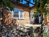 Кодл 63096. Стара едноетажна къща 80м2 с голям двор 1400м2. Къщата е разположена в центара на двора,